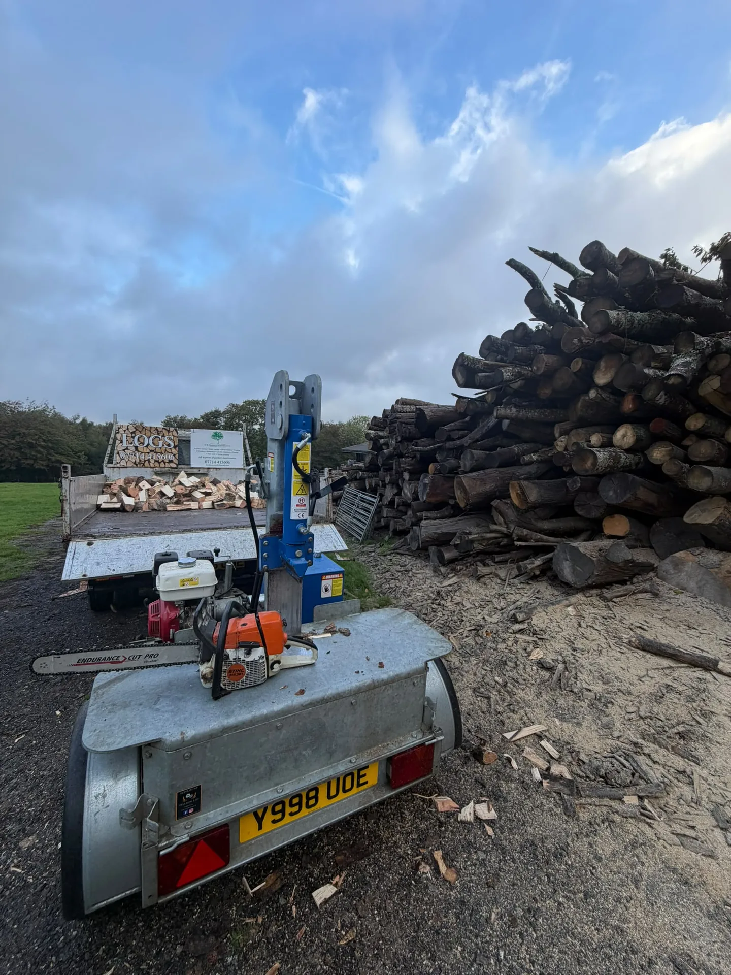Hydraulic Log Splitter Machine and Chainsaw Processing Firewood